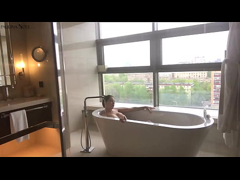 ❤️ Milžiniškas kūdikis aistringai masturbuoja savo putę vonios kambaryje Seks video prie lt.sexygirlspics.ru ☑
